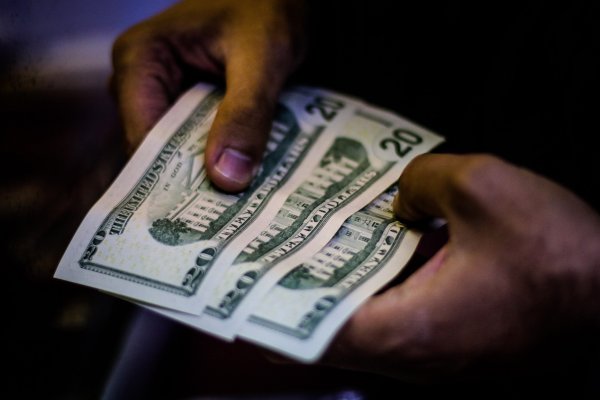 Banco Central acusa que "elevada incertidumbre" ha aumentado demanda por activos en dólares y la salida de capitales del país