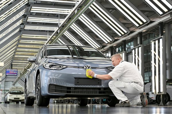 CEO de Volkswagen muestra preocupación por avance de Tesla en Alemania y advierte impacto en el empleo