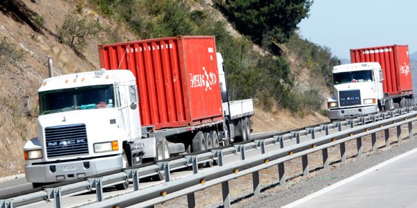 Camioneros enfrentan a Boric por impuesto al diésel y lo acusan de demagogo