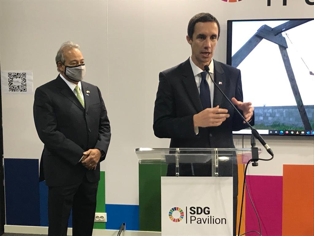<p>El vicepresidente ejecutivo y líder global de Operaciones e Infraestructura de AES, Bernerd Da Santos, y el ministro de Energía, Juan Carlos Jobet.</p>