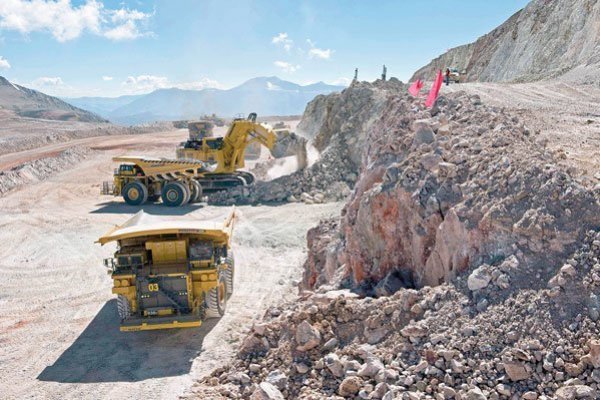 Mineras de cobre en Chile estarán a salvo con Boric, dice asesor del candidato