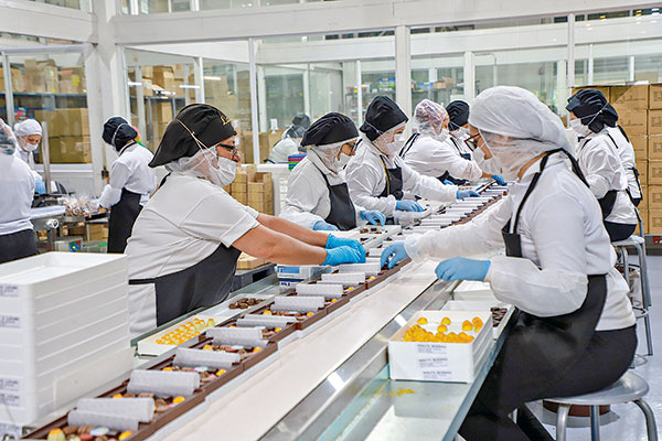 Mujeres y empleo: lo que dicen los programas presidenciales para aumentar la participación femenina