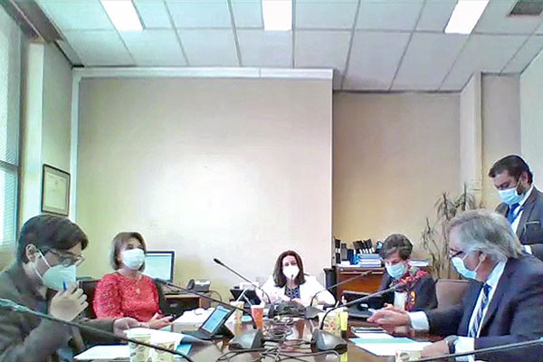 La senadora Ximena Órdenes (al centro) presidió ayer la comisión de Medio Ambiente.