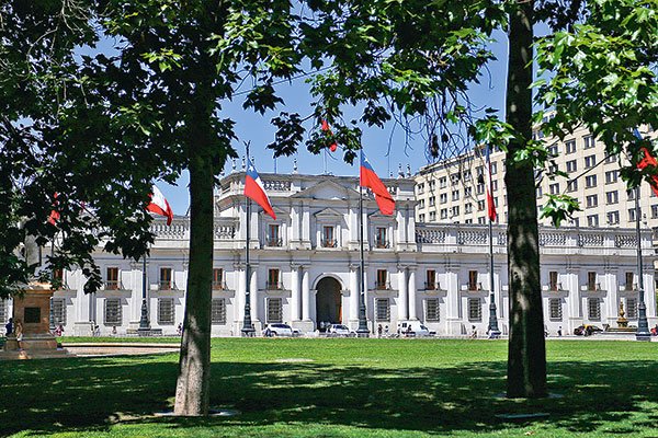 Julius Baer: posición fiscal de Chile seguirá debilitándose con triunfo de Boric o Kast