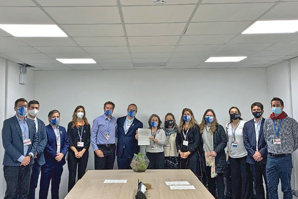 Representantes de las empresas chilenas en la COP26, al centro, Marina Hermosilla, del CLG.