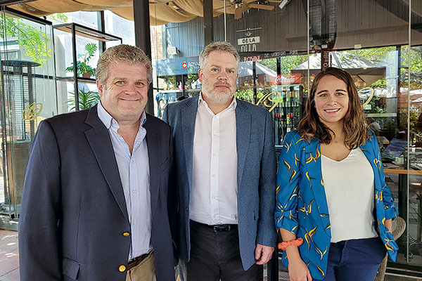 De izquierda a derecha: Tomás Peña, Michael Hayes y Graciela Budinich de The Yield Lab Latam.