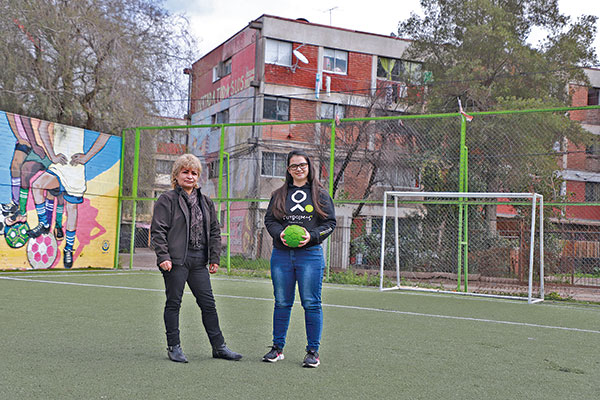 Corina Bustos, presidenta de la Junta de Vecinos Nº3 de Villa Francia y Daniela Noreño, de Fútbol Más en Chile. Foto: Julio Castro