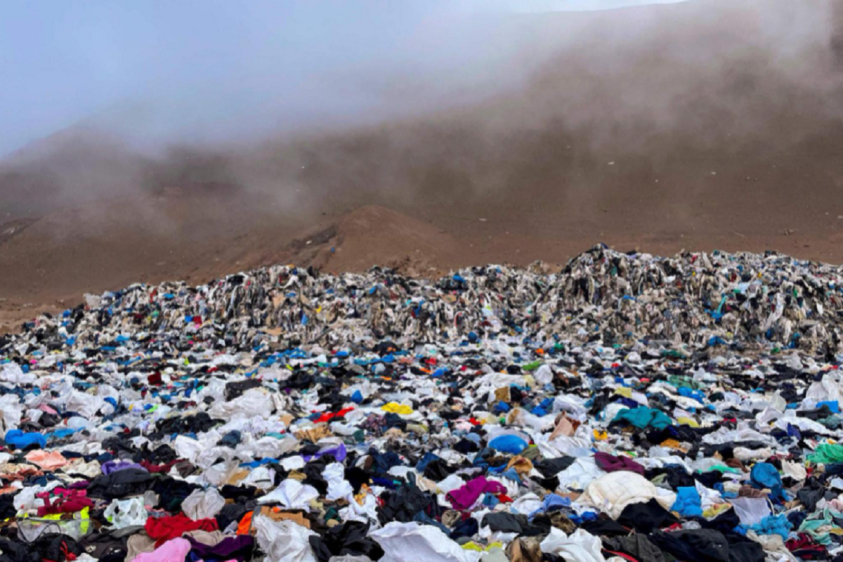 <p>Hecho en China, desechado en Chile: La ruta de la ropa usada que termina en el desierto de Atacama </p>