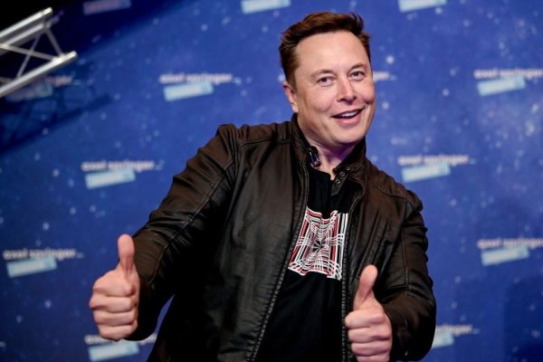 Musk se burla de senador socialista Bernie Sanders y sugiere que vendería más acciones de Tesla