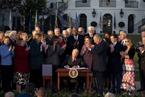 Joe Biden promulga nueva ley de infraestructura que promete dar nuevo impulso a la economía de EEUU