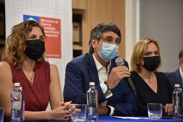 La subsecretaria de Ciencia, Carolina Torrealba, el ministro de Ciencia, Andrés Couve y la senadora, Carolina Goic.