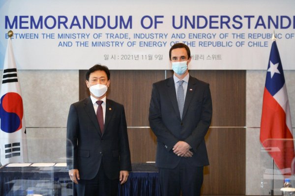 El segundo viceministro de Comercio, Industria y Energía de Corea del Sur, Park Ki-young, junto al ministro de Energía de Chile, Juan Carlos Jobet.