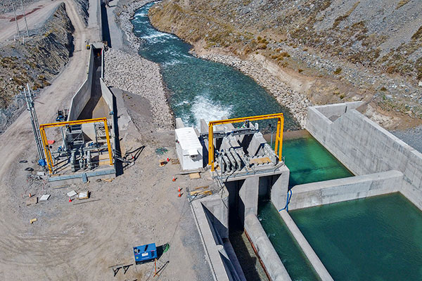 La iniciativa utiliza el agua del río Maipo para producir electricidad.