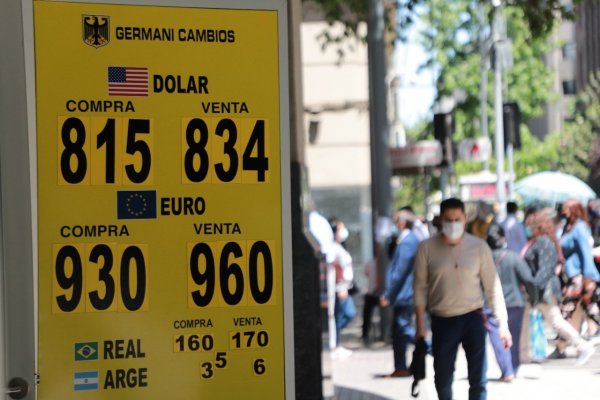 Ad portas de las elecciones el dólar llega a $ 830, su mayor nivel en más de un año