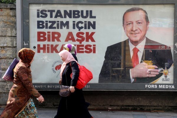 Banco Central de Turquía vuelve a recortar tasas de interés pese a la inflación y la lira de derrumba
