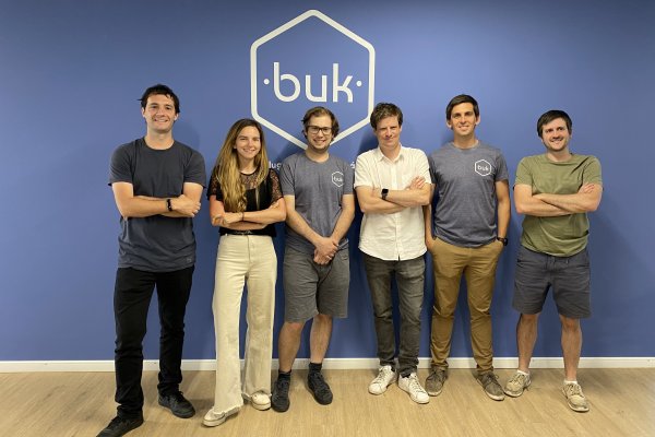 Fundadores de Buk y Boost luego de la compra: Jaime Arrieta, Teresita Morán, Francisco Wiegand, Santiago Lira, Alex Hanke y Felipe Sateler.