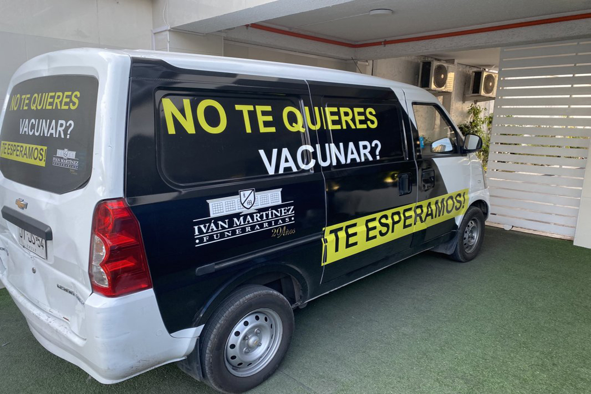<p>La peculiar campaña de una funeraria en pro de la vacuna contra el Covid</p>