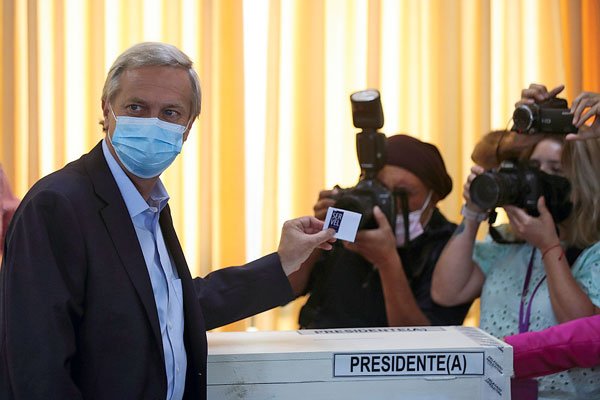 Kast ratifica su compromiso con reducir los impuestos e impulsar una mayor apertura económica