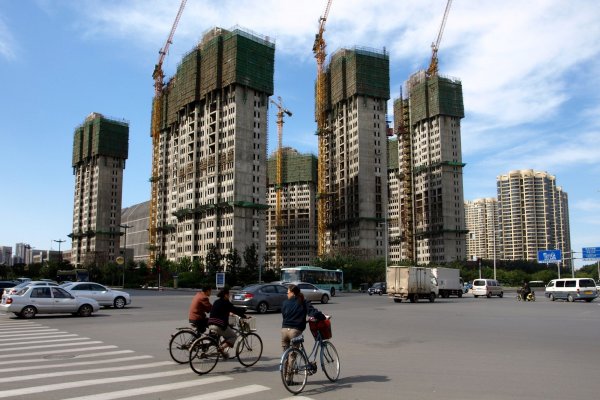 Reguladores financieros pidieron a bancos chinos que emitan más préstamos para proyectos inmobiliarios