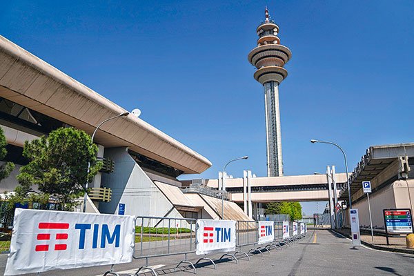 KKR lanza OPA por Telecom Italia y remece industria europea de las telecomunicaciones