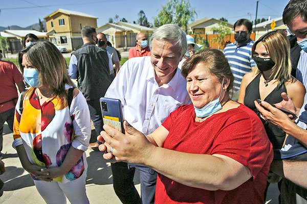 Kast visitó un conjunto habitacional en Calera de Tango. Foto: Agencia Uno