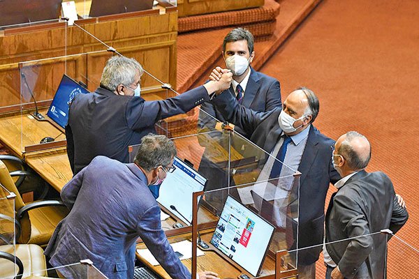 Wall Street destaca que la composición del nuevo Congreso limita los riesgos de políticas radicales en el próximo gobierno