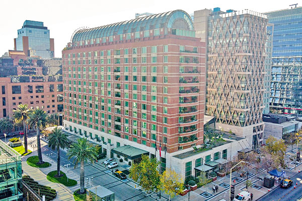 Fondo hotelero de LarrainVial: Ritz Carlton registra pérdidas en 2021 y retomará proceso de venta en dos meses