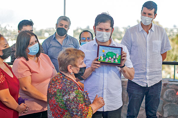 Claudio Castro, alcalde de Renca, entregó ayer su respaldo al diputado. Foto: Agencia Uno