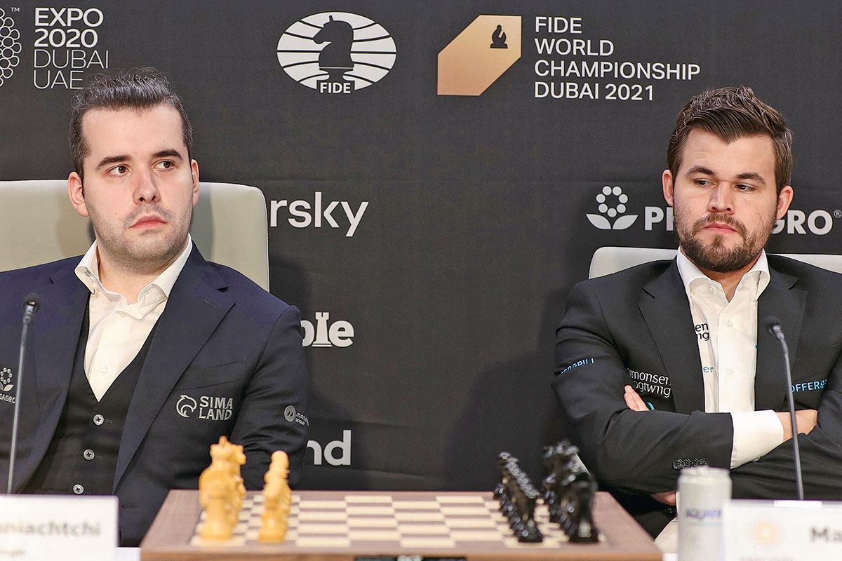 <p>El ruso Ian Nepomniachtchi y el noruego Magnus Carlsen. </p>