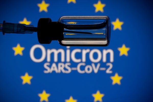 Reino Unido convoca a países del G7 por alza de variante Ómicron: mercados se preparan para nuevas caídas