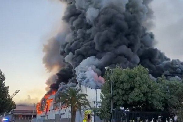 Gran incendio afecta a fábrica de materiales combustibles en Quilicura y amenaza con extenderse a otras dependencias