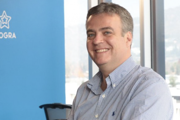 <p>Sebastián Robles, fundador de Kredito conversa con Alejandra Rivera sus nuevos productos y alianza con MasterCard</p>