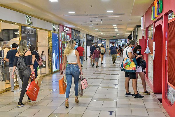 "El boom del retail no para": Ventas presenciales del comercio en la RM suben más de 30% en octubre