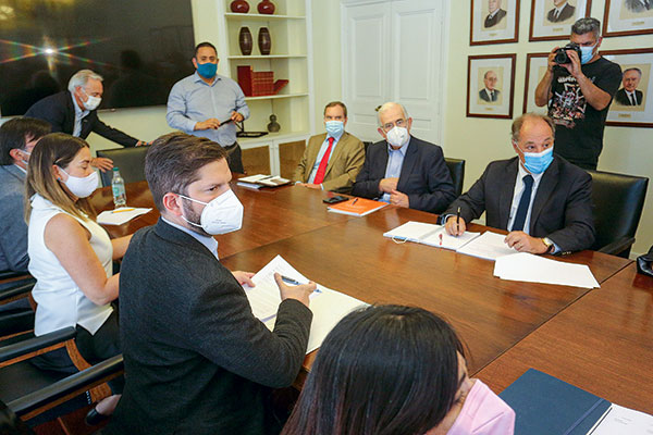 El candidato de Apruebo Dignidad, Gabriel Boric, llegó con parte de su equipo a la reunión con los dirigentes de las ramas de la CPC. Foto: Agencia Uno