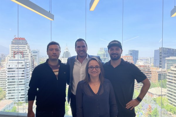 De izquierda a derecha: Juan Pablo Morales (fundador de Aurea Group), Brian Foote (CEO de Humbl), Marianela Fuentealba (Head of Marketing de Aurea Group) e Ignacio Ibaibarriaga (Head of Venture de Aurea Group)