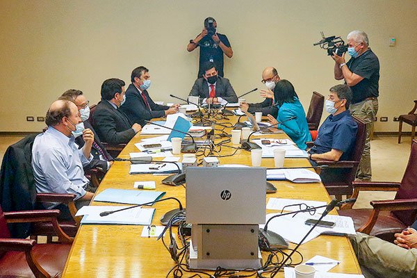 Sin acuerdo entre oficialismo y oposición se votó informe en comisión mixta, ahora las salas tienen la última palabra. Foto: Agencia Uno