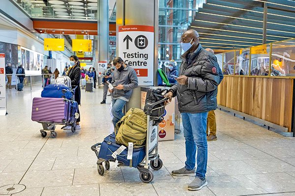 Aerolíneas mundiales arremeten contra el cierre de fronteras: "No detendrá a Ómicron"