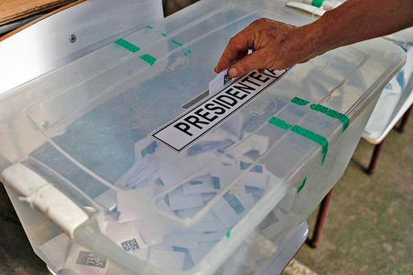 Mayoría del panel UC cree que la normativa que restringe difusión de encuestas perjudica la democracia