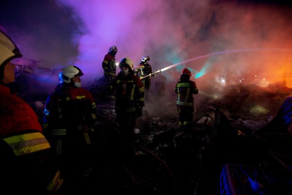 Bomberos en el lugar del incendio. Foto Reuters.