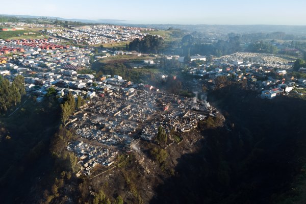 Imagen aérea de la zona afectada por un incendio en la población Camilo Henríquez y Villa los Presidentes. Foto A1.