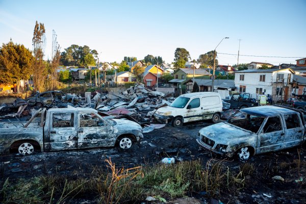 Gran cantidad de autos quemados producto de incendio forestal . Foto A1.