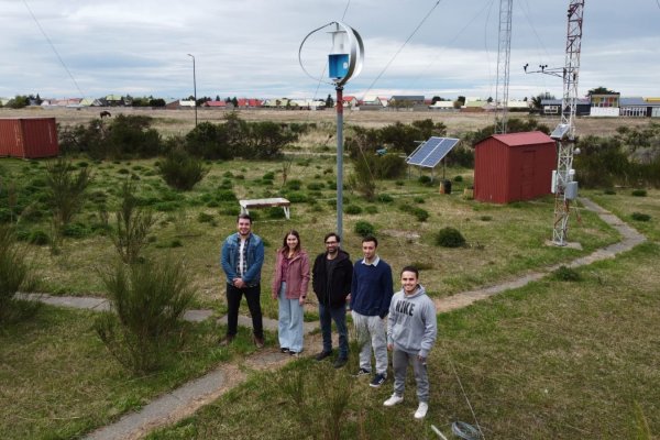 Joaquín Mayorga, Paula Beros, Leonardo Vergara, José Paredes y Felipe Vásquez junto al aerogenerador vertical.