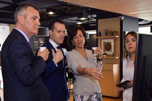 El presidente de Banco Santander Chile, Claudio Melandri, junto a la presidenta del grupo Santander, Ana Botín, en una visita a un Work/Café en Chile.