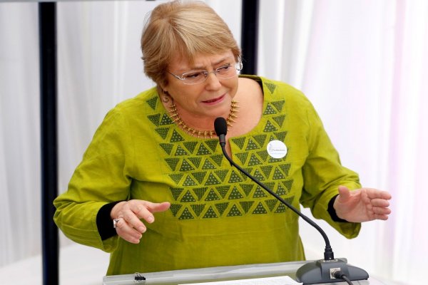 <p>Ahora en DF | Michelle Bachelet anuncia que votará por el candidato Gabriel Boric</p>