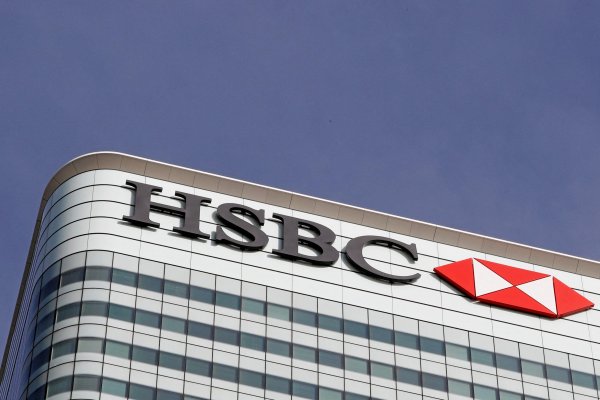 Foto: El logotipo del banco HSBC en el distrito financiero de Canary Wharf en Londres, Reino Unido, 3 de marzo de 2016. Reuters.