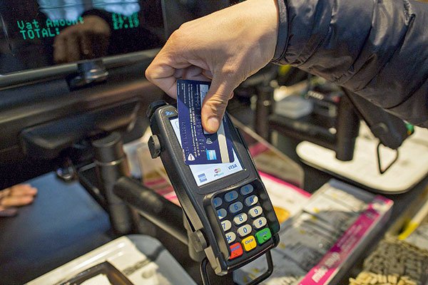 Comisiones por uso de tarjetas se transforman en el “salvavidas” del negocio de consumo bancario