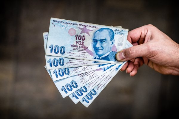 <p>Lira turca desciende a mínimos tras nuevo recorte de tasas apoyado por Erdogan</p>