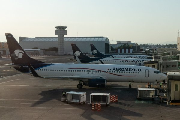 Bolsa suspende la cotización de Aeroméxico tras desplomarse en la apertura