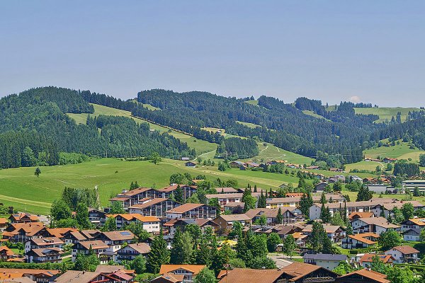 Una isla y un pueblo: el viaje de los primeros Boric y Kast desde Europa