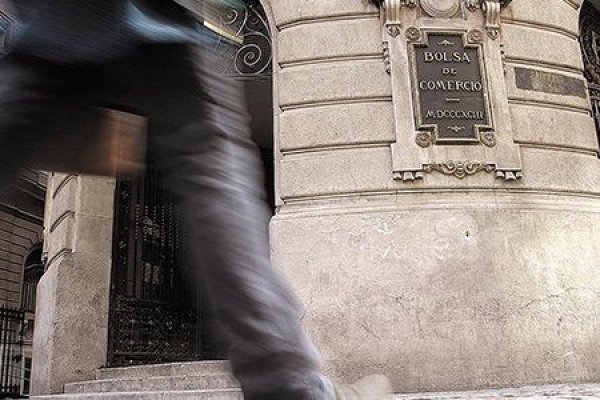 IPSA cae 0,79% con la atención puesta en la segunda vuelta, en medio de retroceso de mercados globales